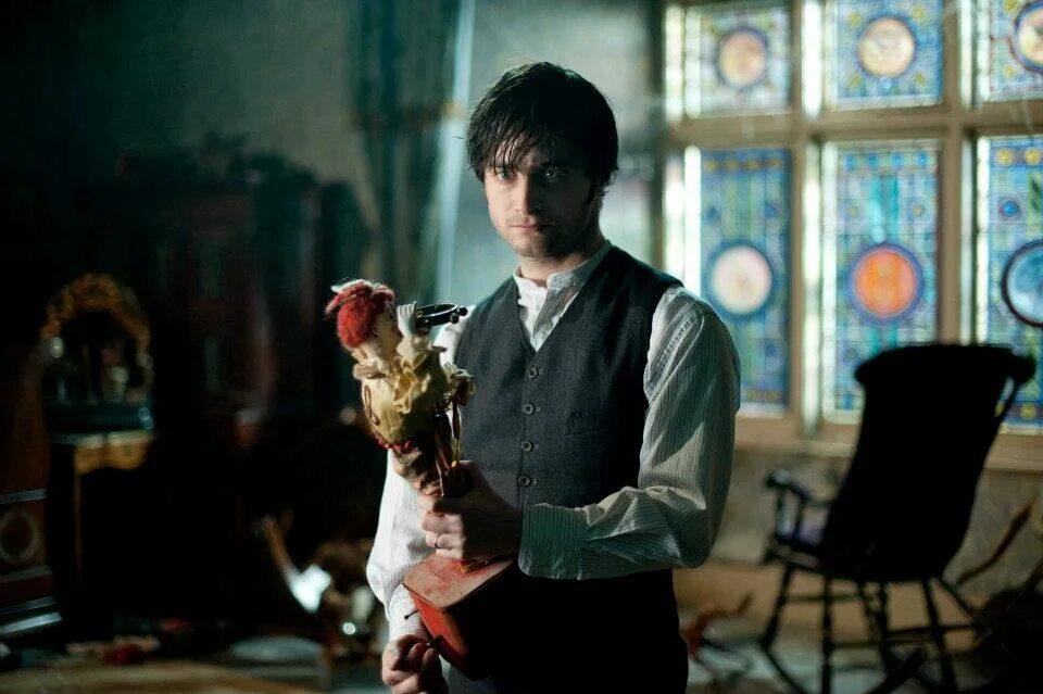 женщина в черном психология. портрет женщины черно белый. дэниел рэдклифф женщина в черном. двушка в черном платье. женщина в черном психология.