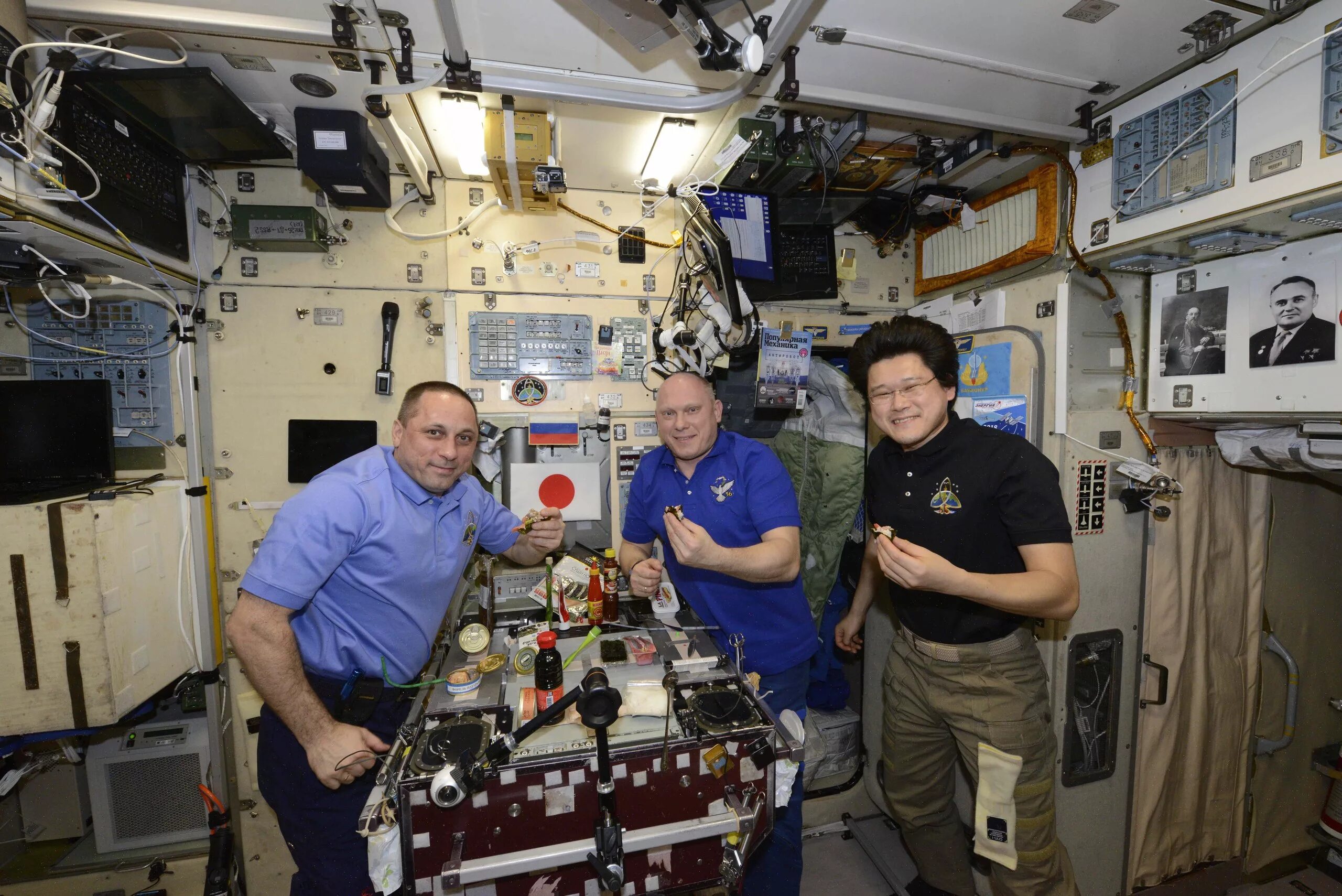 еда космонавтов на мкс. космическая станция внутри. мкс внутри. чай на мкс. космонавты в невесомости на мкс.