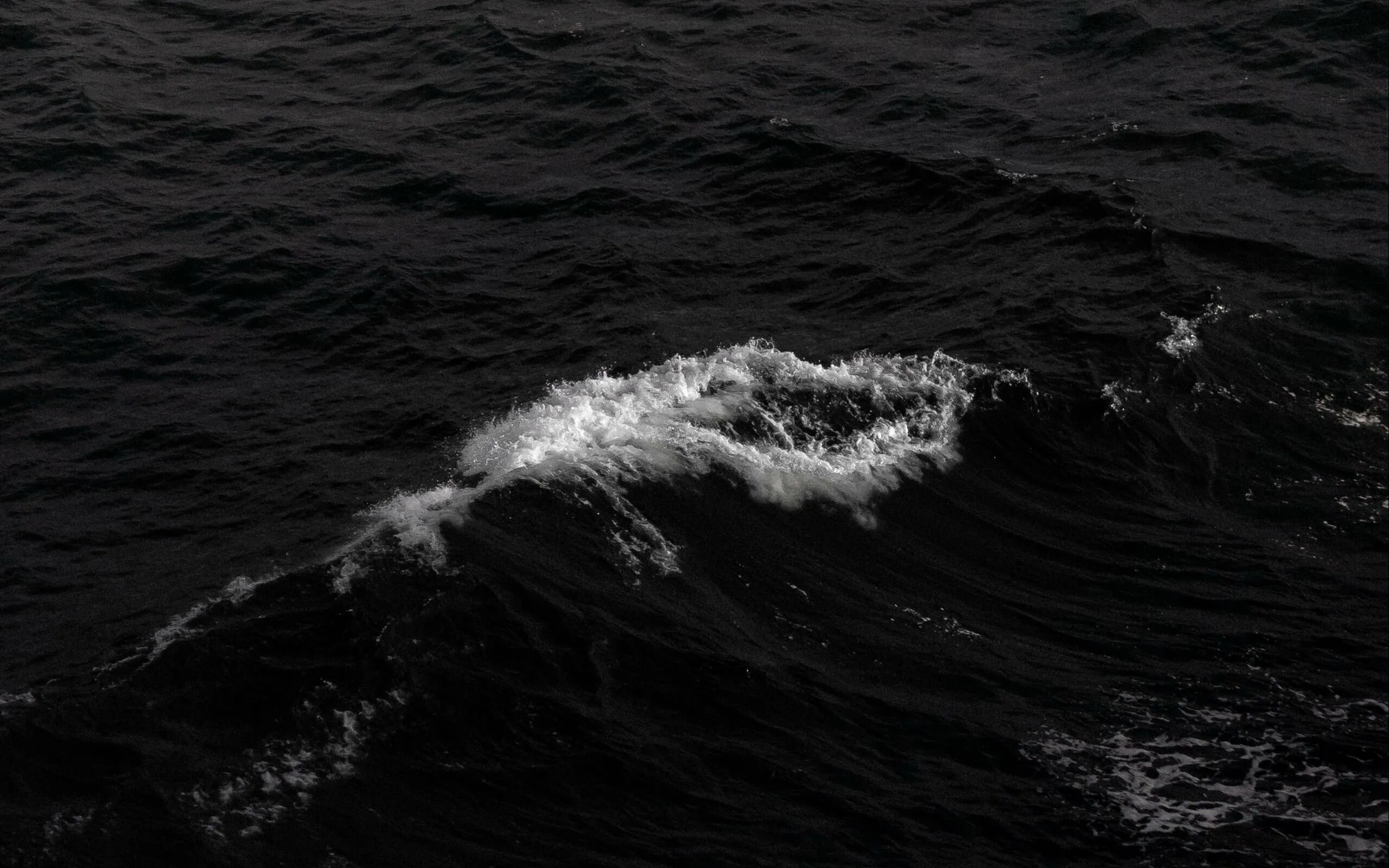 Фото черной воды. Черная вода. Черно белые волны. Черный океан. Темное море.