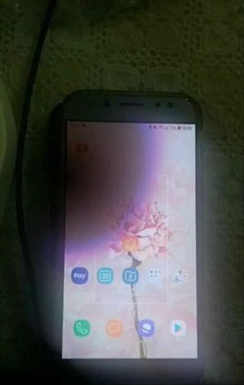 Синие пятна на экране смартфона. Фиолетовые пятна на телефоне. Потёший икран на телифоне. Фиолетовые пятна на экране смартфона. Фиолетовые пятна на экране смартфона.