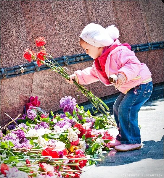 Дети возлагают цветы. Дети с цветами у вечного огня. Возложение цветов дети. Дети несут цветы к мемориалу.