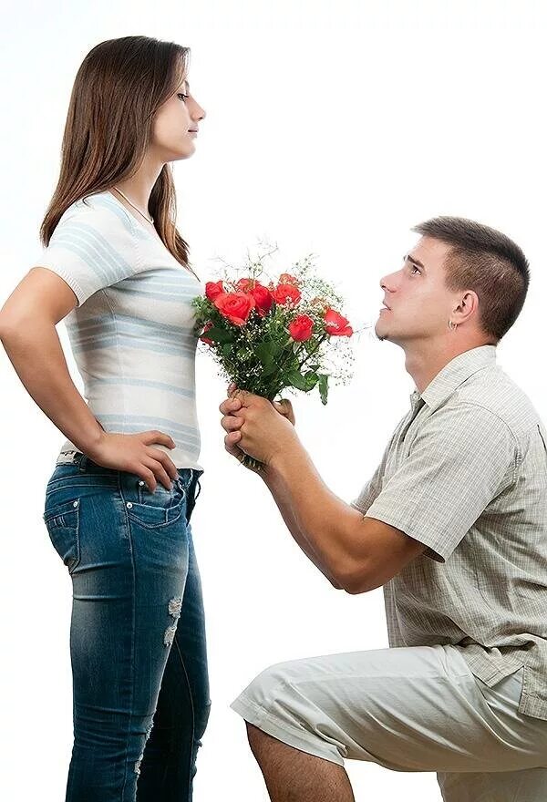 Как попросить цветы. Парень дарит девушке цветы. Мужчина на коленях с цветами. Мужчина на коленях дарит цветы. Мужчина дарит цветы женщине на коленях.