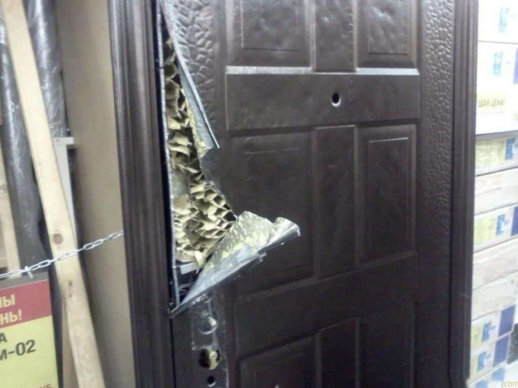 Сломать железную дверь. Шумоизоляция входной металлической двери в квартире. Поврежденная входная дверь. Утеплить железную дверь. Дверь входная металлическая утепленная.