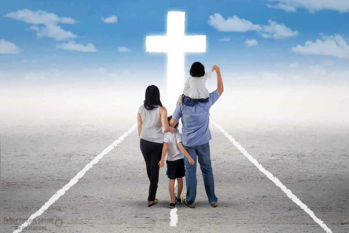 Бог помогает семье. Человек в руках бога. Сильные молитвы картинки. Молитва за детей картинки. О семье христианской.