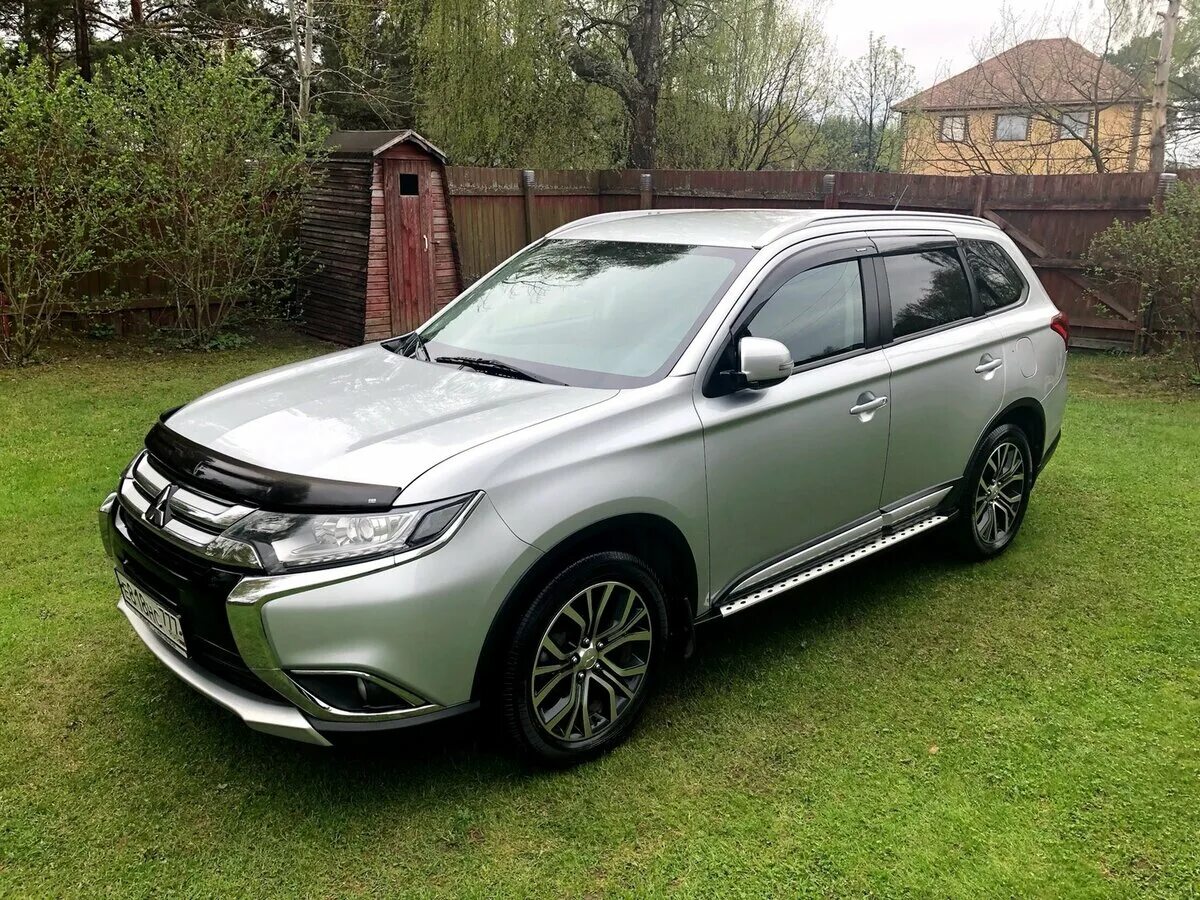 Mitsubishi outlander 2015 год