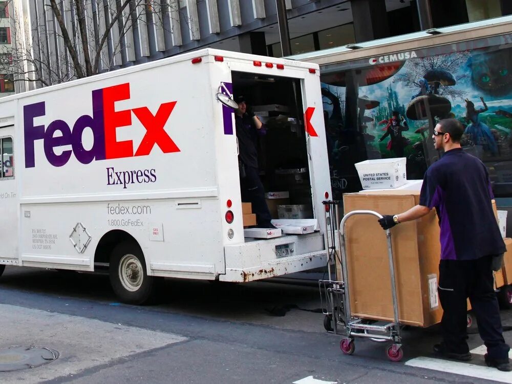 Fedex работает. Компания fedex. fedex доставка. курьер федекс. грузовики федекс.