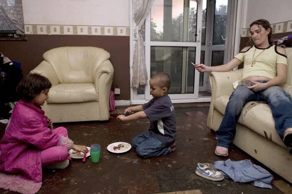 Неблогополучнвве семь. Бедные родители. Бедные родители бедные дети. Бедные родители бедные дети. Нищета семьи.