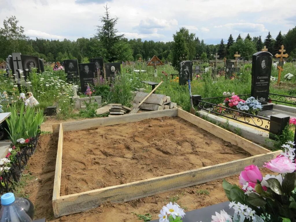 Благоустройство могил на кладбище в Минске. Благоустройство мест захоронения. Облагораживание могил. Благоустроить могилу. Как облагородить могилу на кладбище своими руками