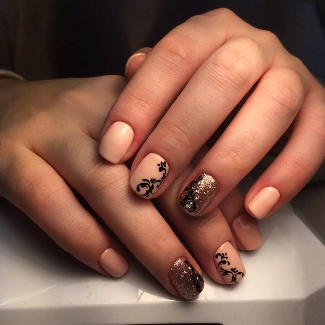 маникюр в бежевых тонах на короткие ногти. короткие ногти бежевый дизайн. короткие ногти бежевый дизайн. бежевые ногти. бежевые ногти.