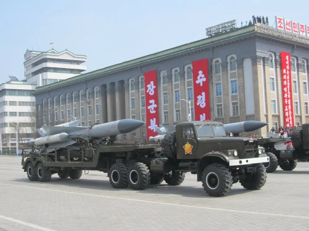 Новый танк северной кореи. КРАЗ КНДР. ЗИЛ Северная Корея. 240-Мм РСЗО Северной Кореи. БТР Северной Кореи.