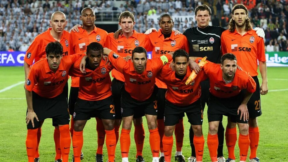 Фк шахтер 2000. Сколько лет шахтер. Фк шахтер кубок уефа. Фк донецкий шахтер. Шахтер донецк 2021.