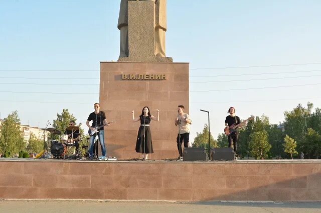 Площадь Ленинского Комсомола Южноуральск. Южноуральск площадь города. Южноуральск Центральная площадь. Южноуральск фото города. Жизнь южноуральска