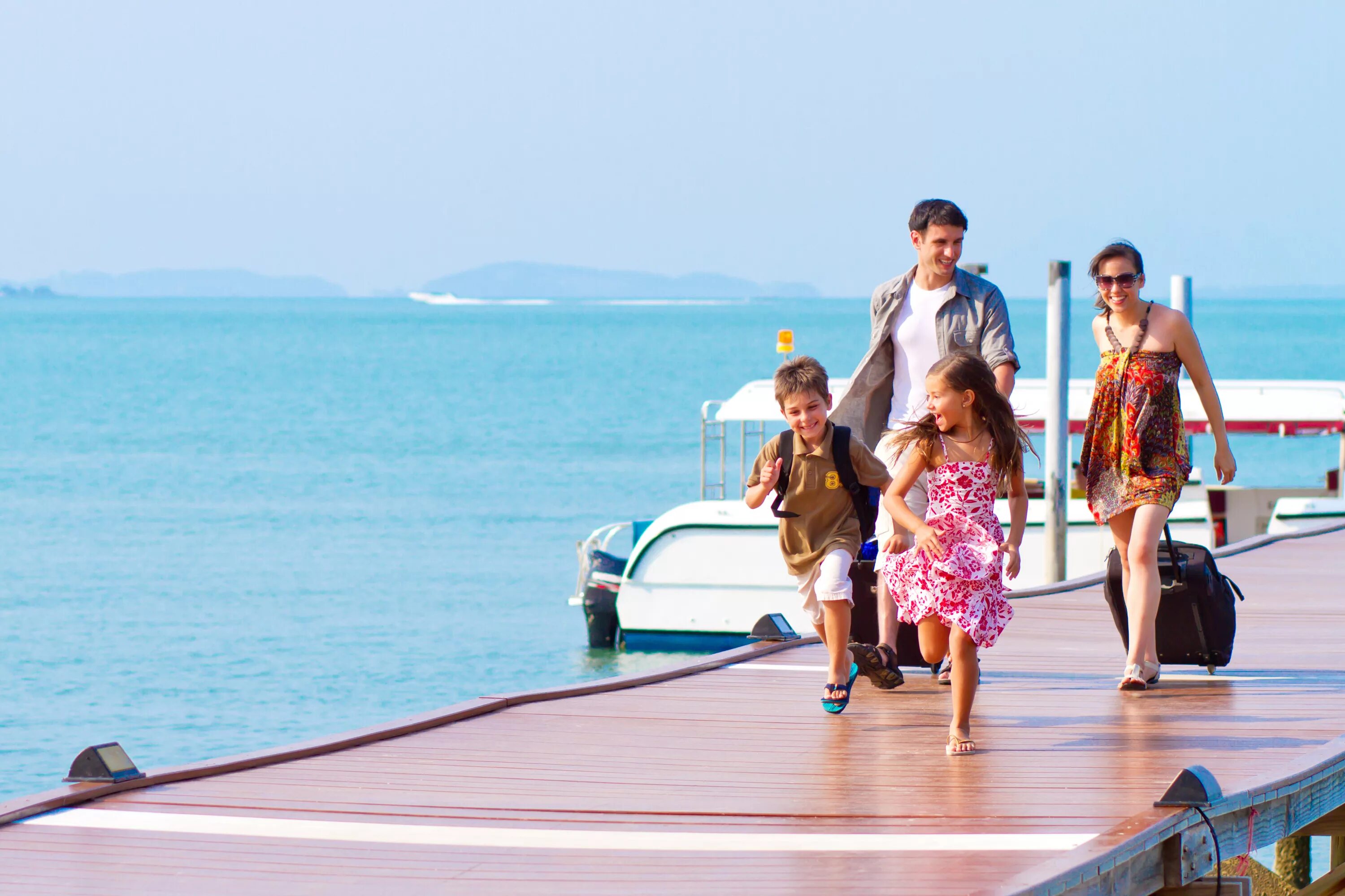 Путешествие с семьей. Семья путешествует. Путешествие с детьми. Дети на море. Куда съездить с ребенком летом недорого