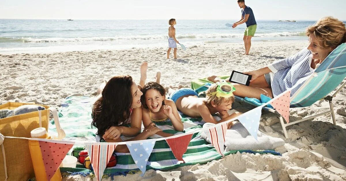 Holiday vacation. Семья на отдыхе. Отдых на пляже. Люди отдыхают летом. Семья на море.