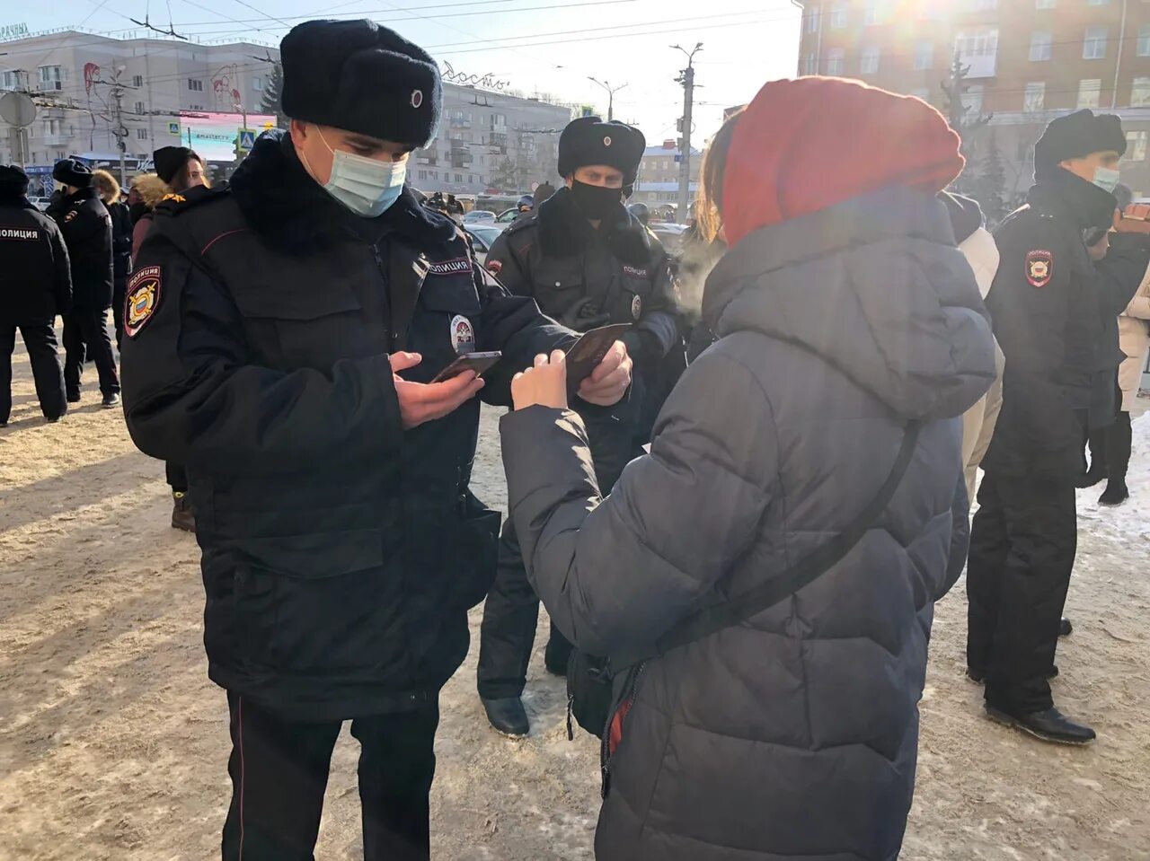 Митинг в Омске. Фотографии с митинга Омск. Полиция на митинге Омск. Митинг в Омске украинцы. Митинги 29 февраля