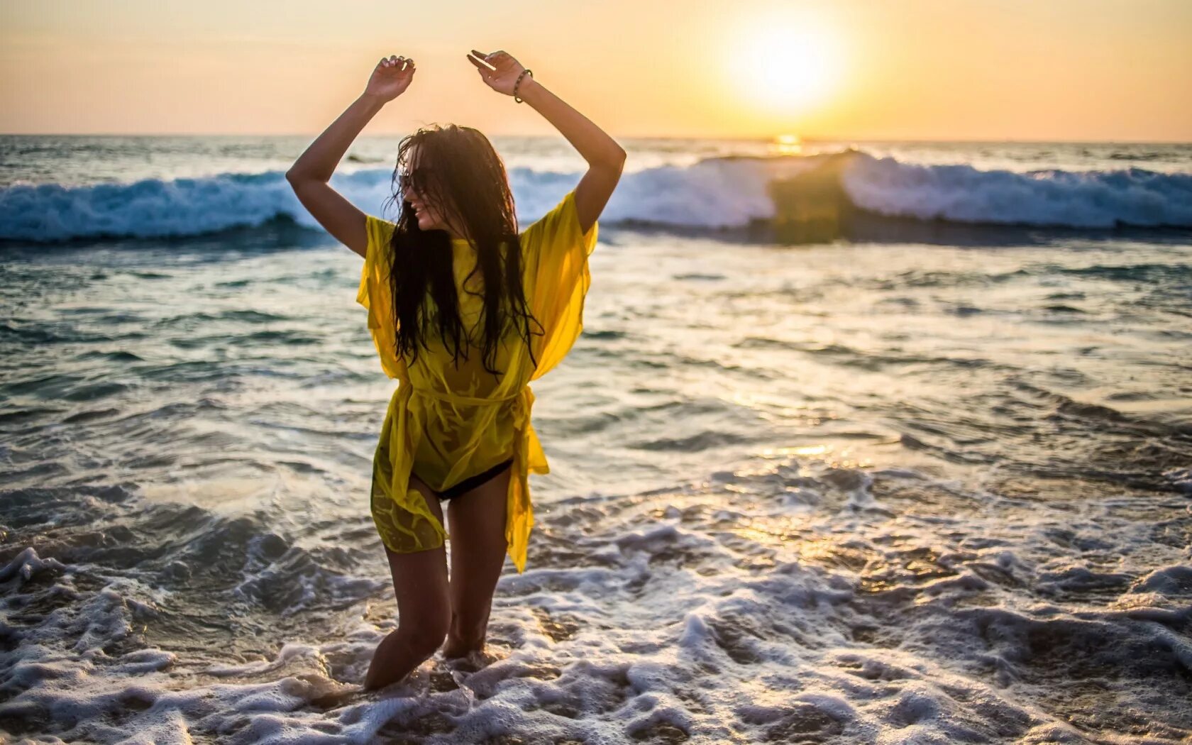 девушка на берегу моря. девушка на берегу моря. девушка сидит на камнях у моря.