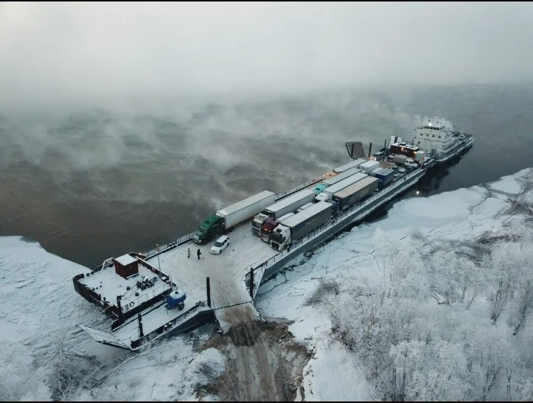 Перевозит через реку