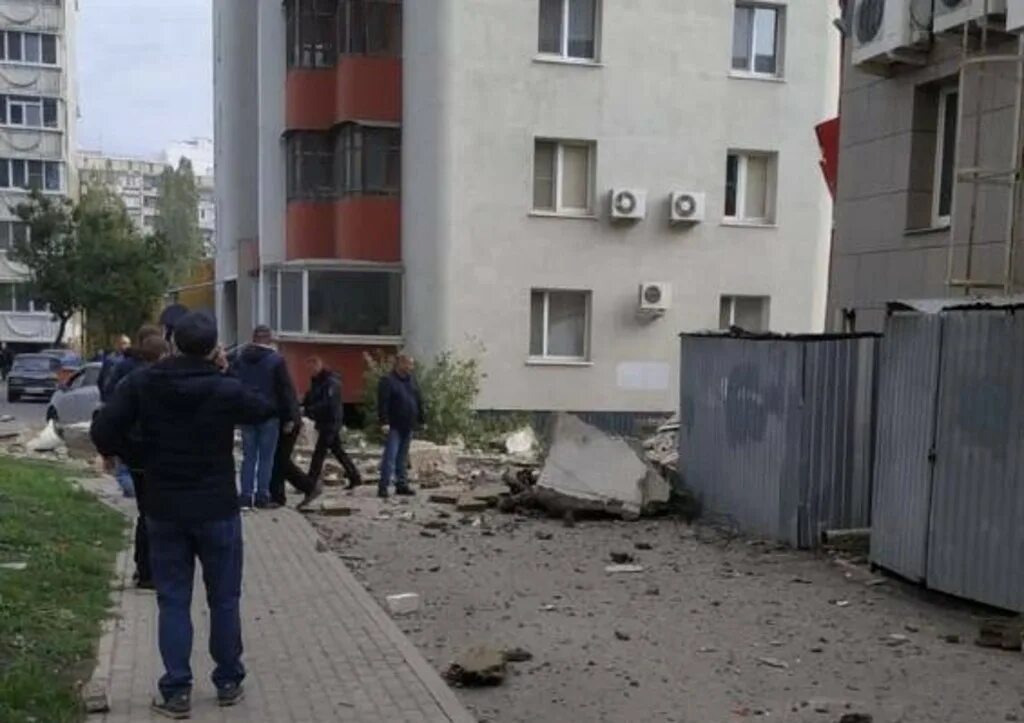 Попадание в жилой дом. Попадание ракеты в жилой дом в белгороде. поврежденная многоэтажка в белгороде. взрыв в белгороде ул губкина на жилой дом. белгород удар.