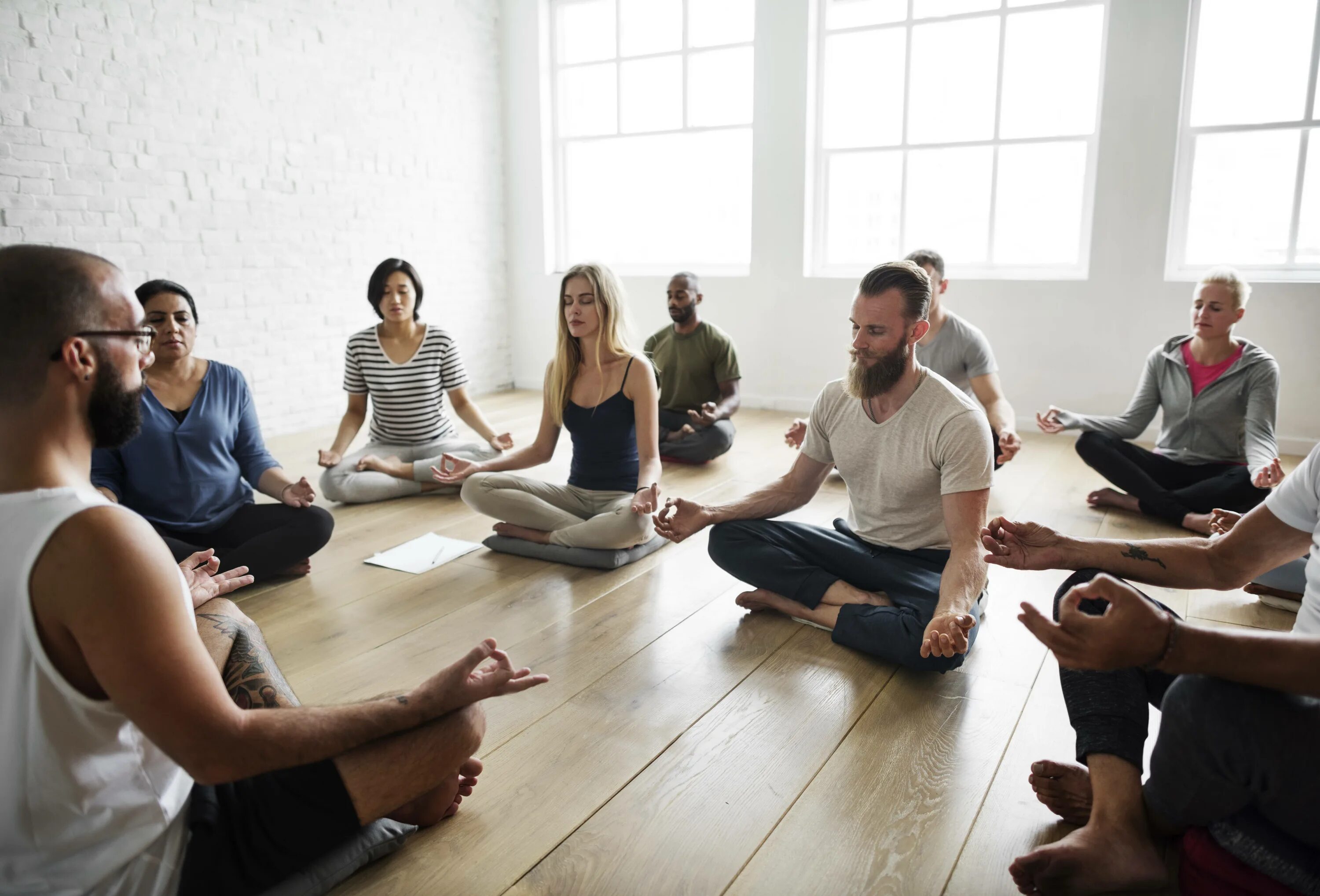 Групповая медитация. Медитация группа людей. Группа людей медитируют. Коллективная медитация.