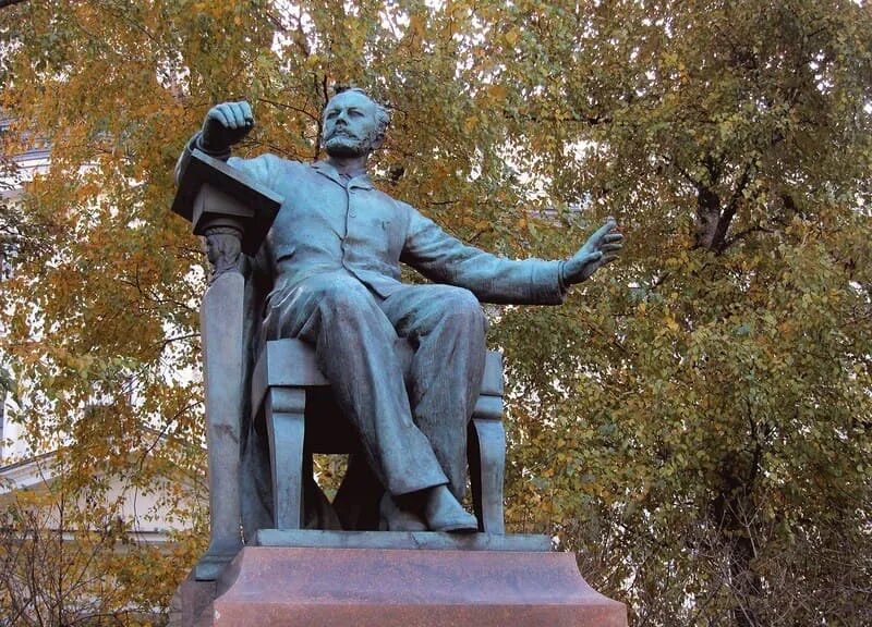 Памятник сергею рахманинову (великий новгород). Памятник русскому композитору сергею рахманинову. Памятники великим композиторам. Статуя рахманинова великий новгород. Памятник чайковскому в санкт-петербурге.