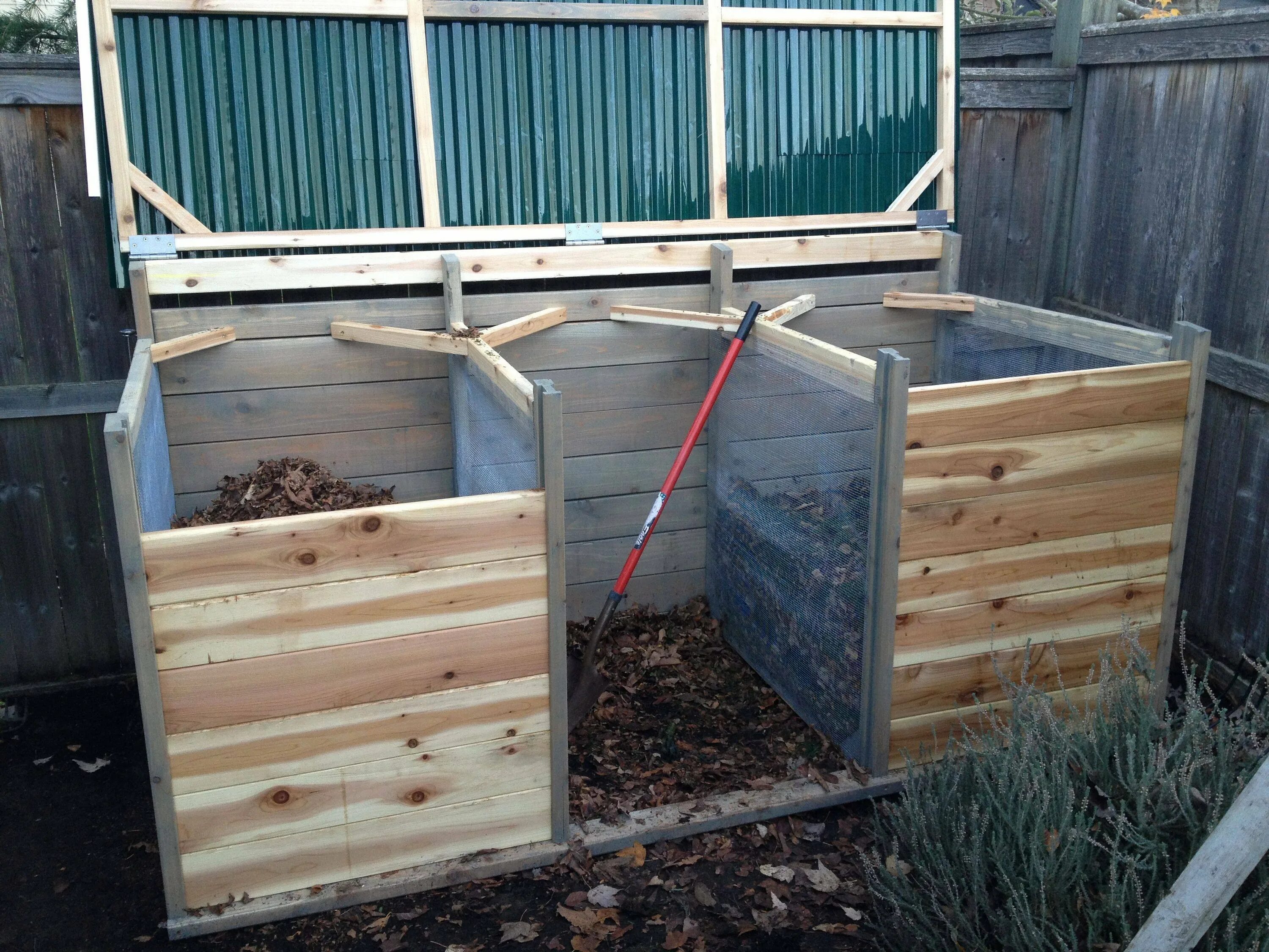 Компостная яма трехсекционная. Компостная яма 2022. Компостная яма 2022. Компостная яма. Компостная яма трехсекционная.