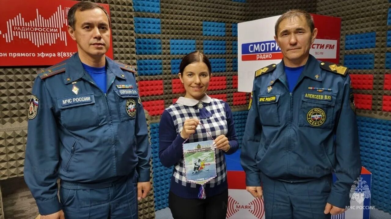 Чувашское радио слушать прямой эфир. Полковник мчс. радиостанция мчс россии. спасатели передача.