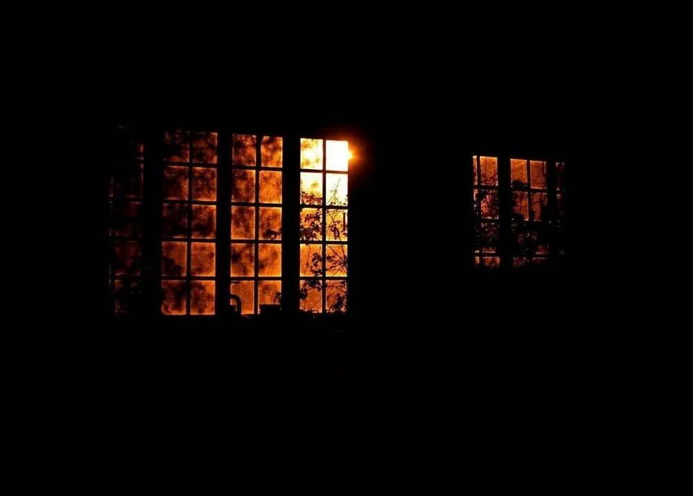 Света свет горит в окне. Ночное окно. свет в окне. окно ночью. окна домов ночью.