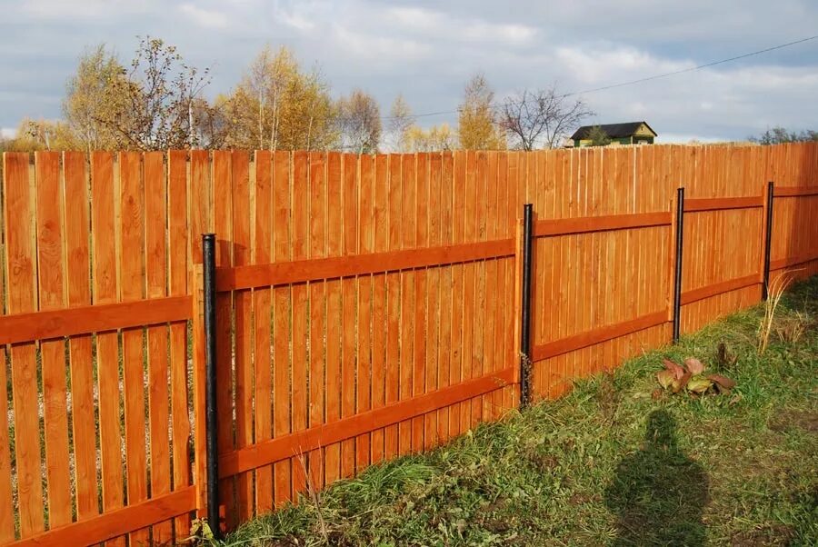 Деревянный забор. Деревянные заборы и ограждения. Забор дачный деревянный. Деревянная ограда для дачного участка.