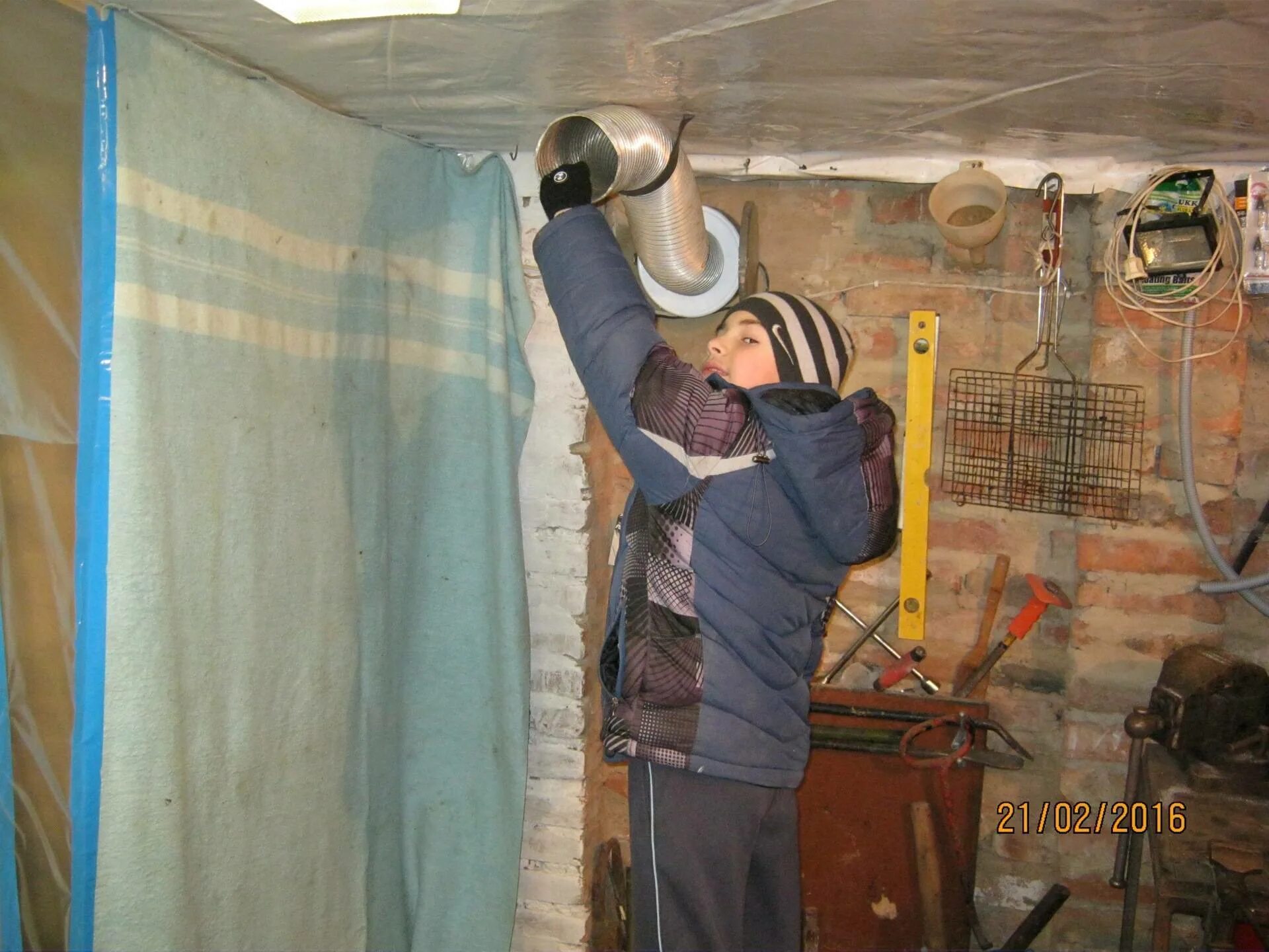 Вытяжная вентиляция в покрасочной камере. Вытяжная система для покрасочной камеры. Вытяжная вентиляция в покрасочной камере. Вытяжка производственная улитка для покрасочной камеры. Как сделать вытяжку в гараже для покраски.