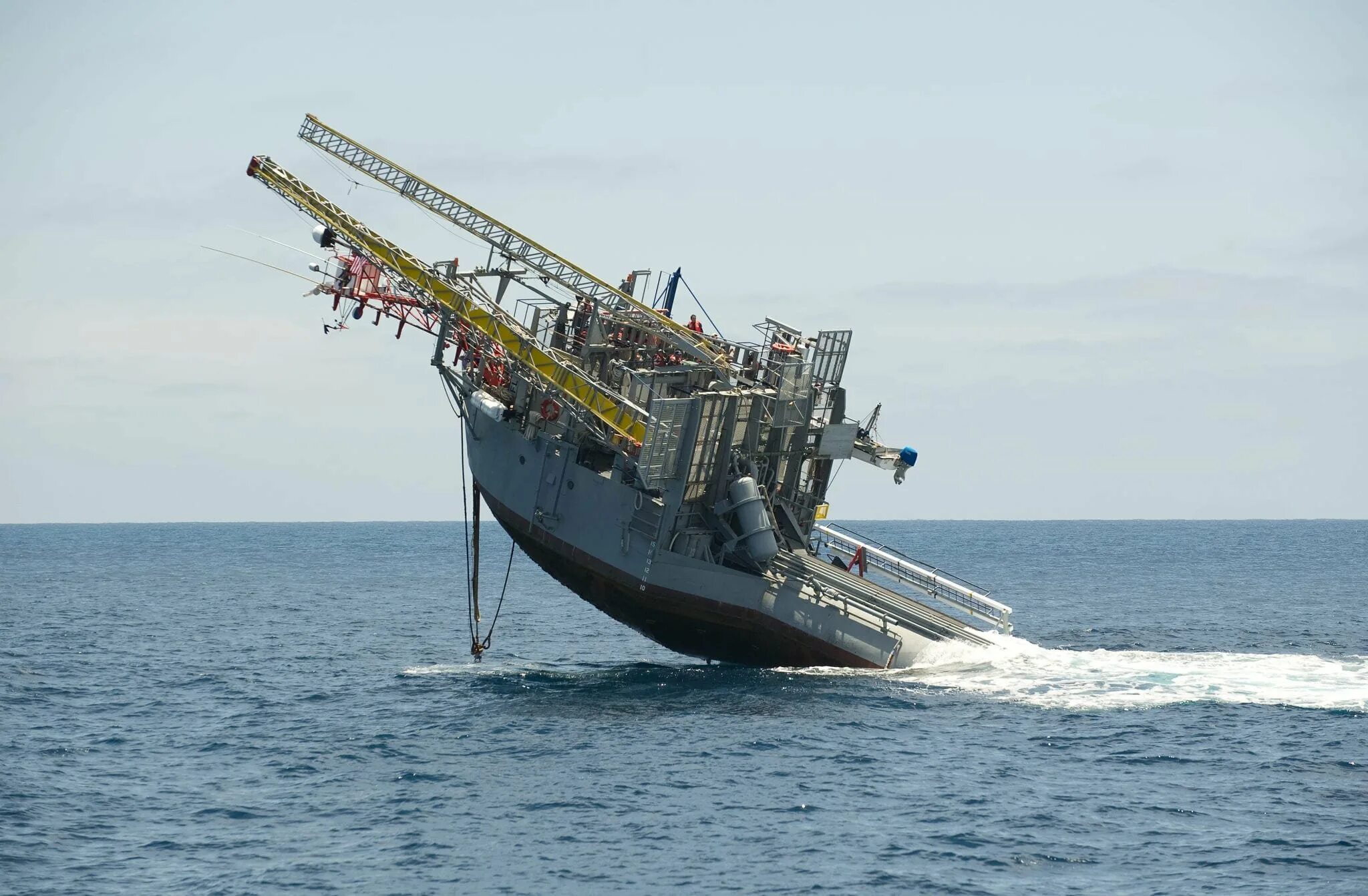 Вертикальные корабли. Корабль-перевёртыш Rp Flip. Корабль RV Flip. RV Flip научное океанографическое судно. Flip Floating instrument platform плавучая инструментальная платформа.