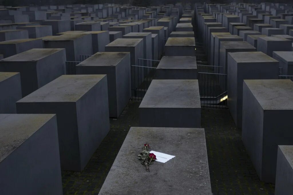 Митинг жертвам холокоста. Мемориал холокоста бтс. remembrance day холокост. международный день памяти жертв холокоста.