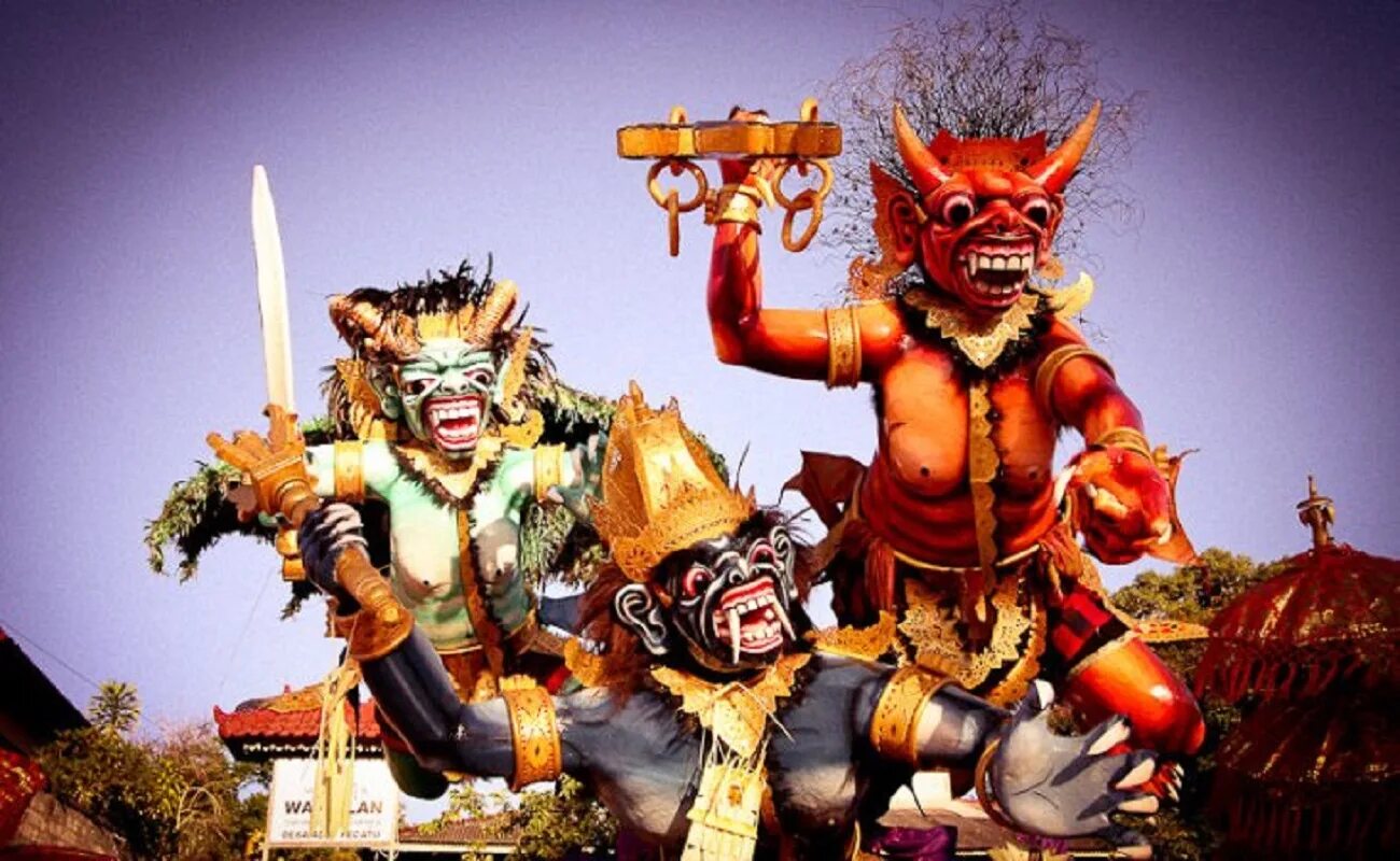 Парад ого ого. Демоны Бали. Демон Бали Индуизм. Ньепи на Бали. Парад ОГО ОГО на Бали.