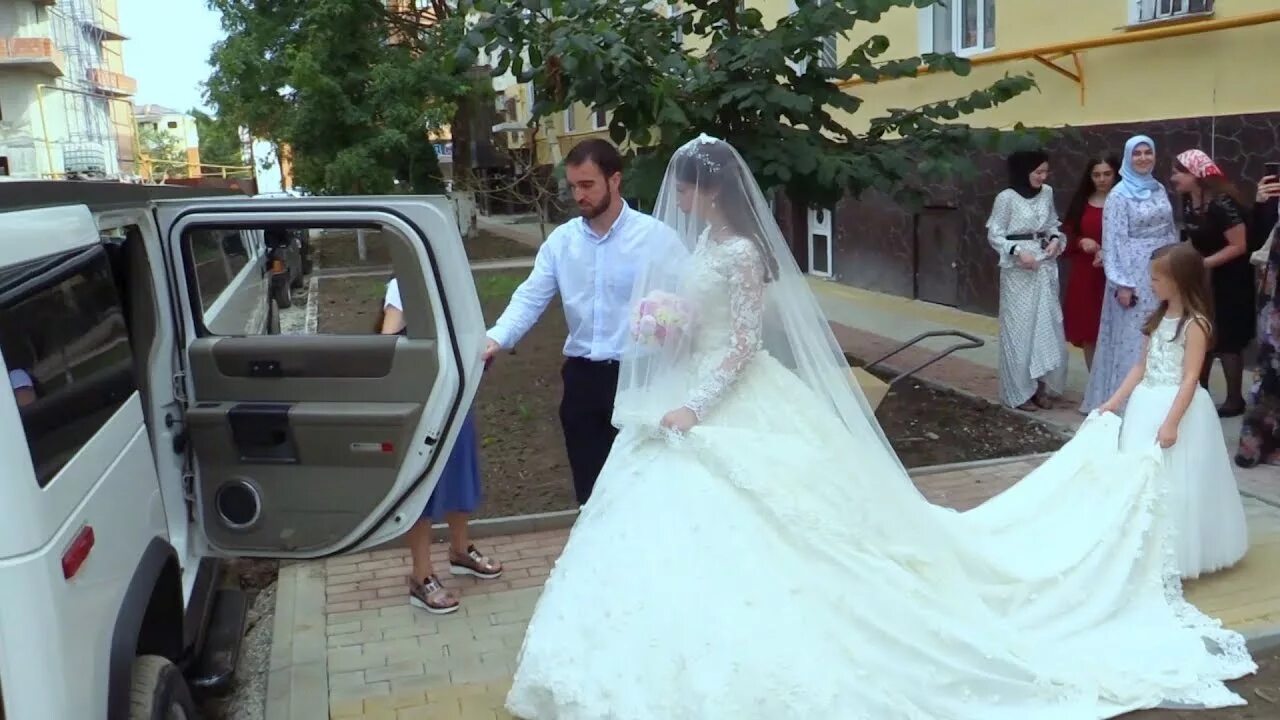 Чеченские невесты. Чеченские свадьбы в грозном. Чеченцы свадебный автобус. Шикарная чеченская свадьба. Свадьба чеченская 2022.