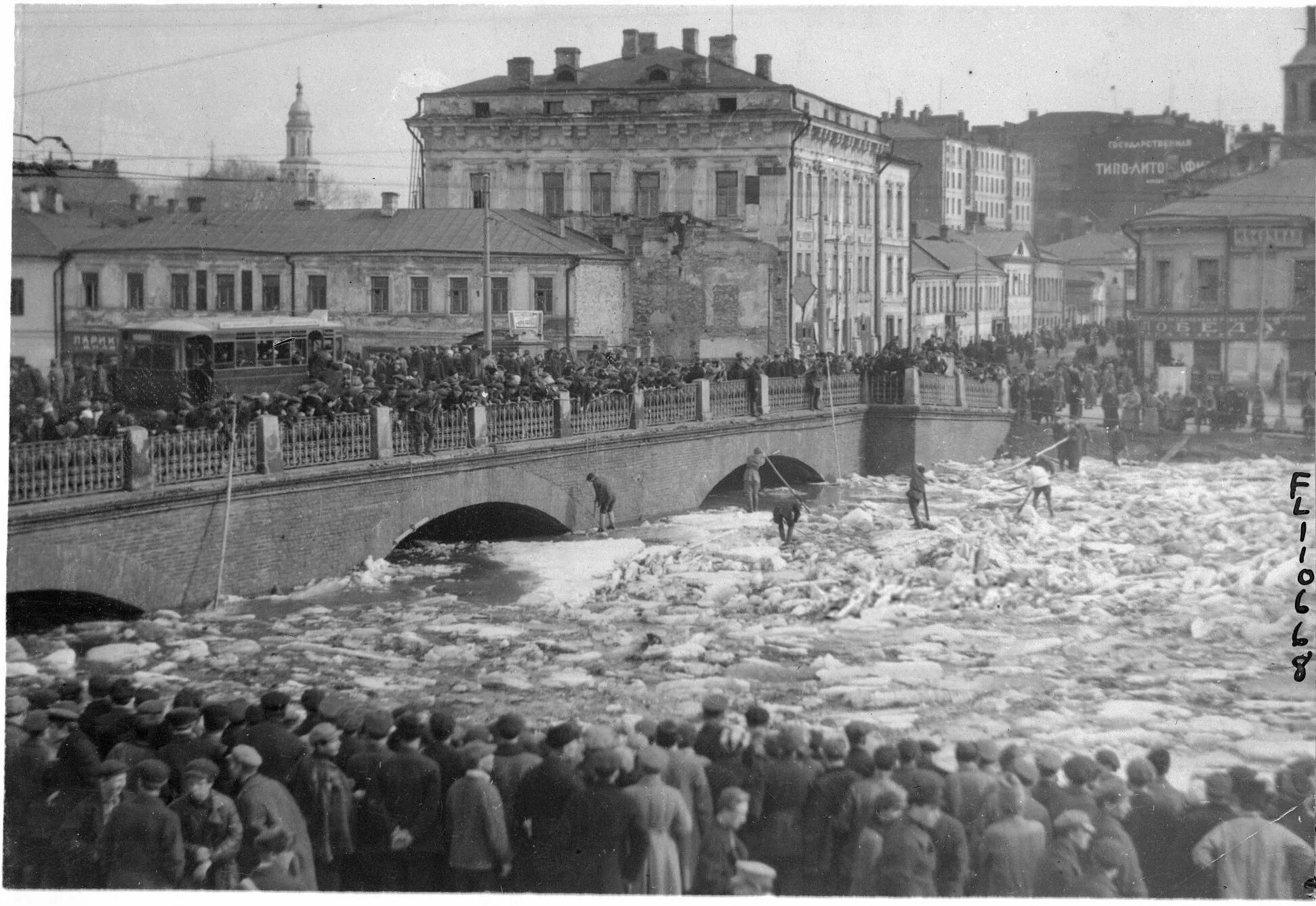 Каменный мост 1943. Наводнение Неглинная 1965. Наводнение 1926 года в Москве. Каменный мост в Москве 1943 год. Москва река в начале 20 века.