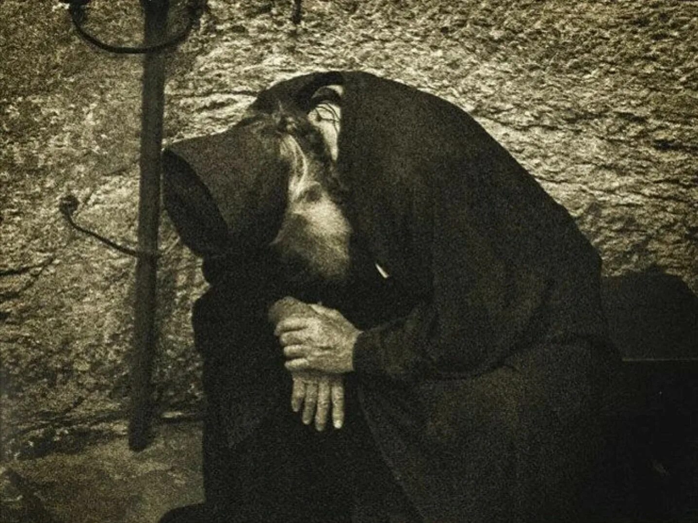 Кающийся видящий. Инок монах. Старец молится. Православный монах старец молится. Старый монах на коленях.