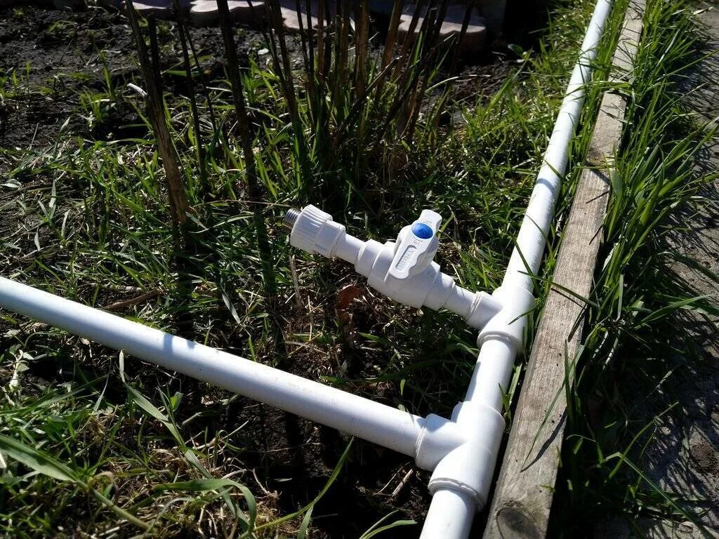 Трубы для дачи какие лучше. Дачный водопровод полипропиленовых труб 20мм. Пластиковые трубы для полива на даче. Пластиковые трубы на даче. Садовый водопровод из полипропиленовых труб.