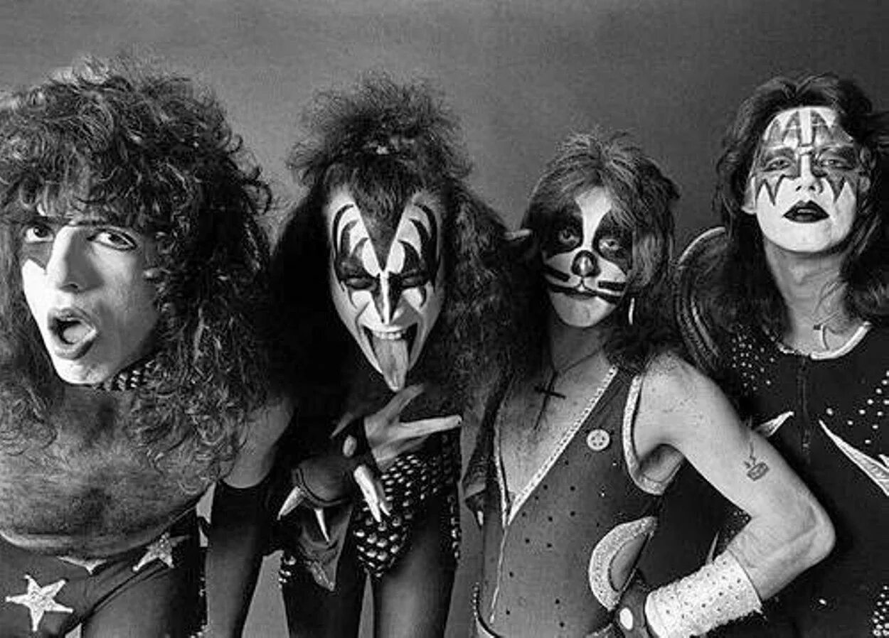 Зарубежная группа 60. Kiss Band 1976. Группа Кисс 80. Группа Кисс в 70х. Группа Кисс в 1976 году.