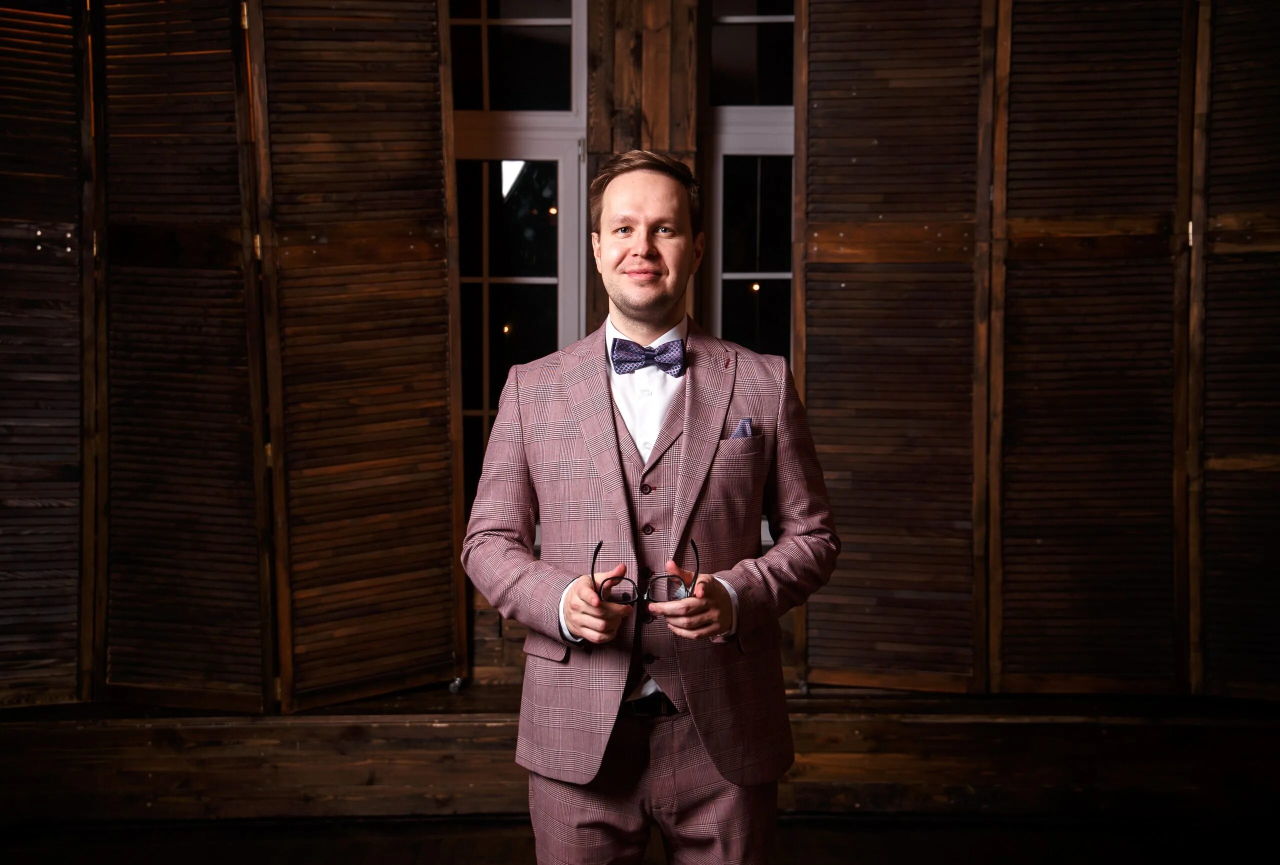 ведущий с микрофоном. ведущий праздников картинка. сайт ведущих праздников. ведущий праздник стать. ведущий праздник стать.