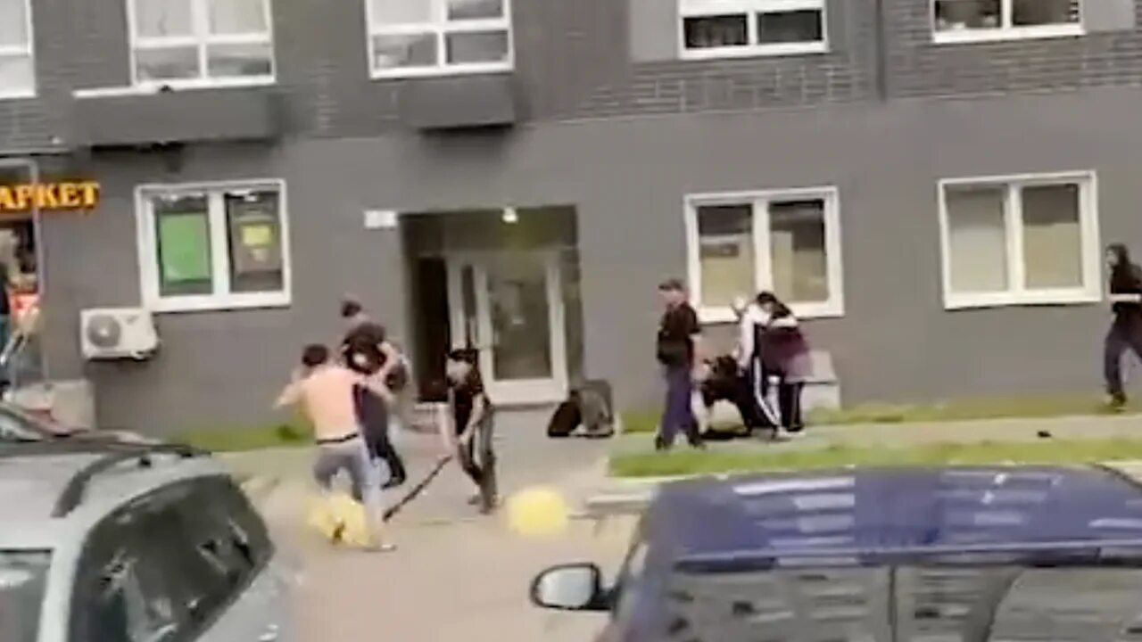 Девочки дерутся во дворе. Драка во дворе. Драка во дворе. Драка во дворе. Невский сериал драка во дворе.