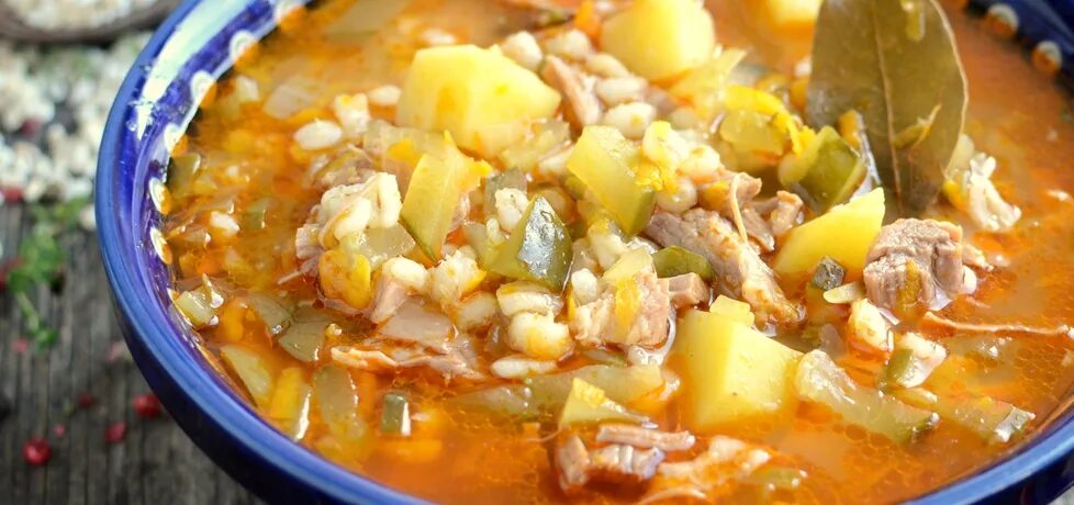 суп рассольник. рассольник с перловкой и солеными огурцами с говядиной. перловка с мясом и солеными огурцами. рассольник петербургский. рассольник в тарелке.