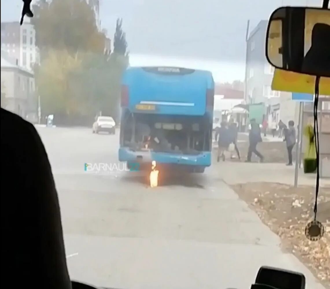 35 автобус красное. В Барнауле загорелся автобус. Автобус 35 Барнаул. Рейсовый автобус. Чел с горящим автобусом.