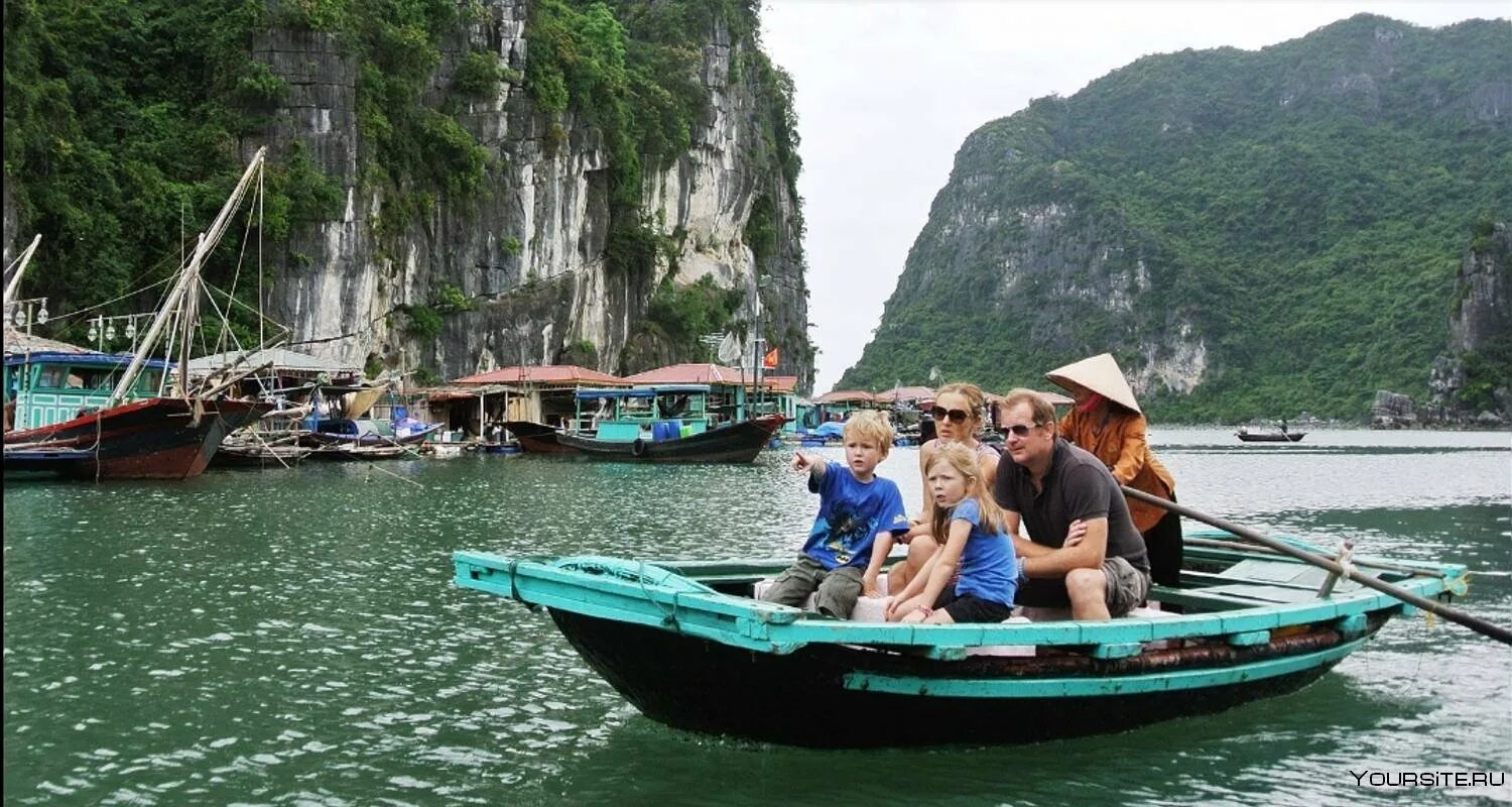 Best vietnam. Вьетнам для туристов. Vietnam туристы. Вьетнамцы отдыхают. Вьетнам туризм семья.