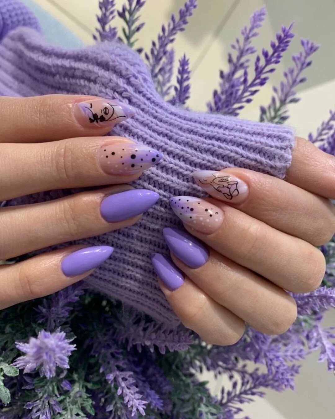 лавандовый маникюр миндаль. маник 2022. лиловый маникюр. лавандовый маникюр. ногти лавандовый маникюр.