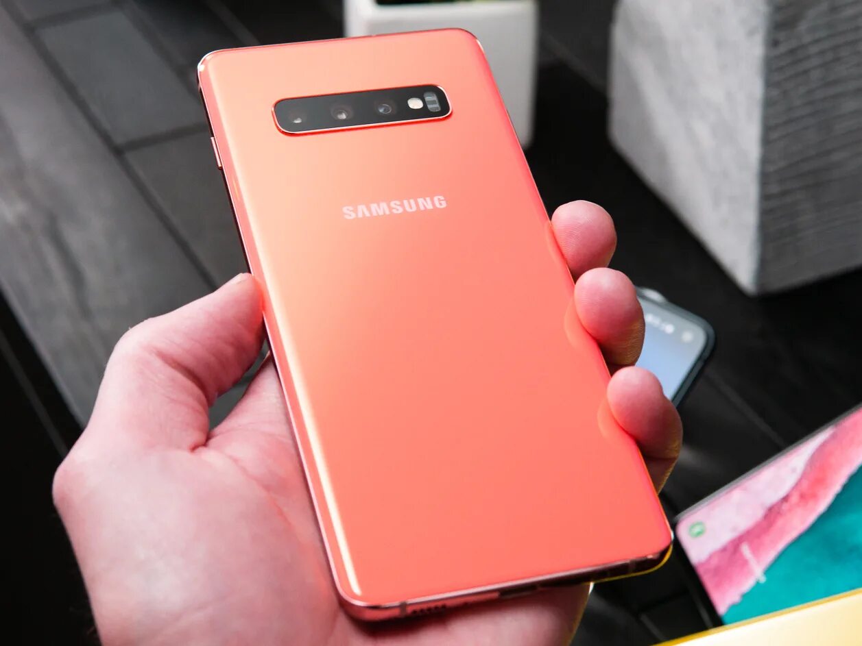 Новые самсунг 10. Samsung Galaxy s10 Plus Pink. Samsung s10 Pink. Samsung s10 оранжевый. Galaxy s10 Plus Flamingo.