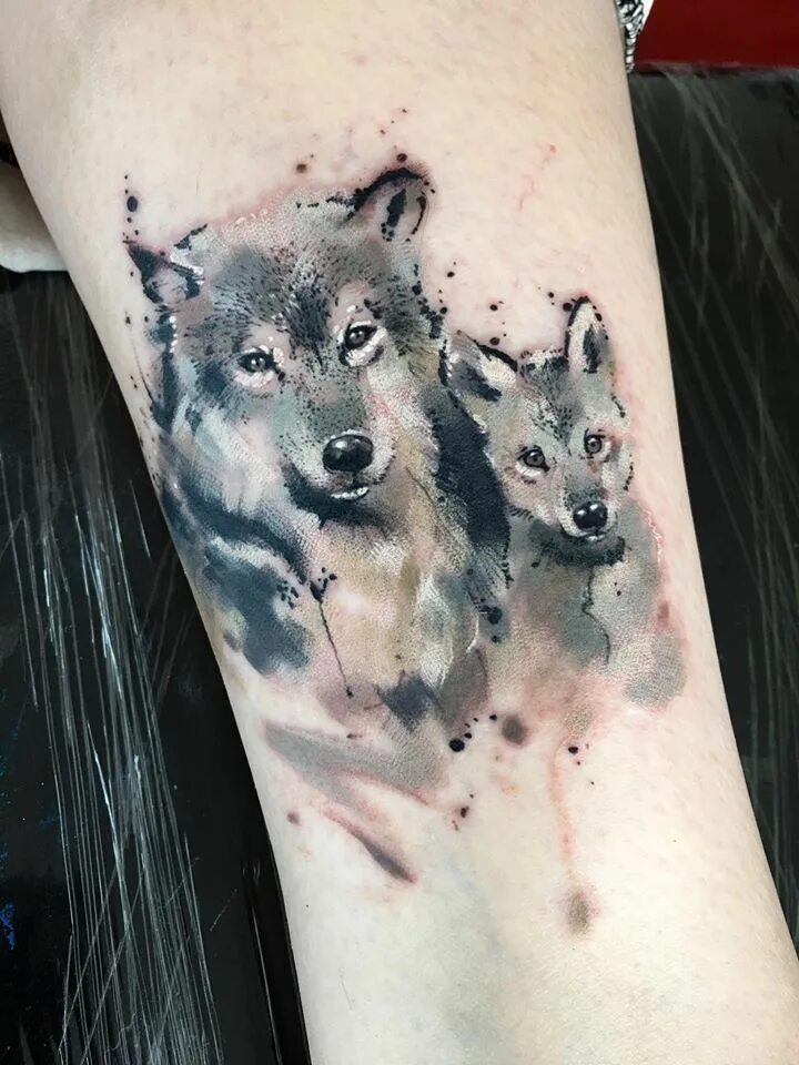 тату волк волчица и волчонок. тату волк с волчатами. тату волчица с волчатами для девушки. тату семья волков волк волчица и волчонок. тату семья волков.