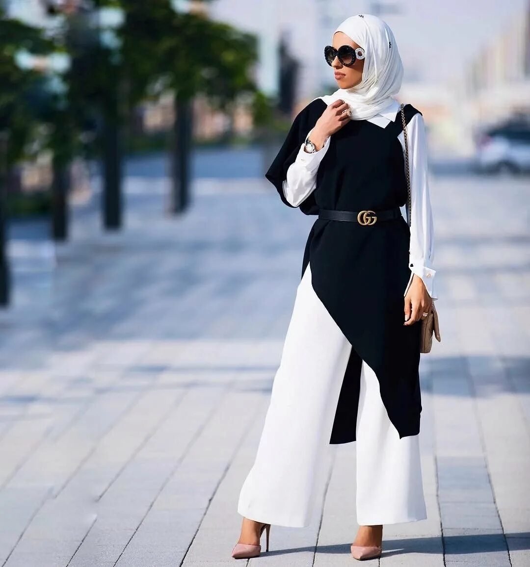 Мусульманские штаны. Hijab Style 2022 костюм брючный. Хиджаб Абая 2022. Женщина в хиджабе.