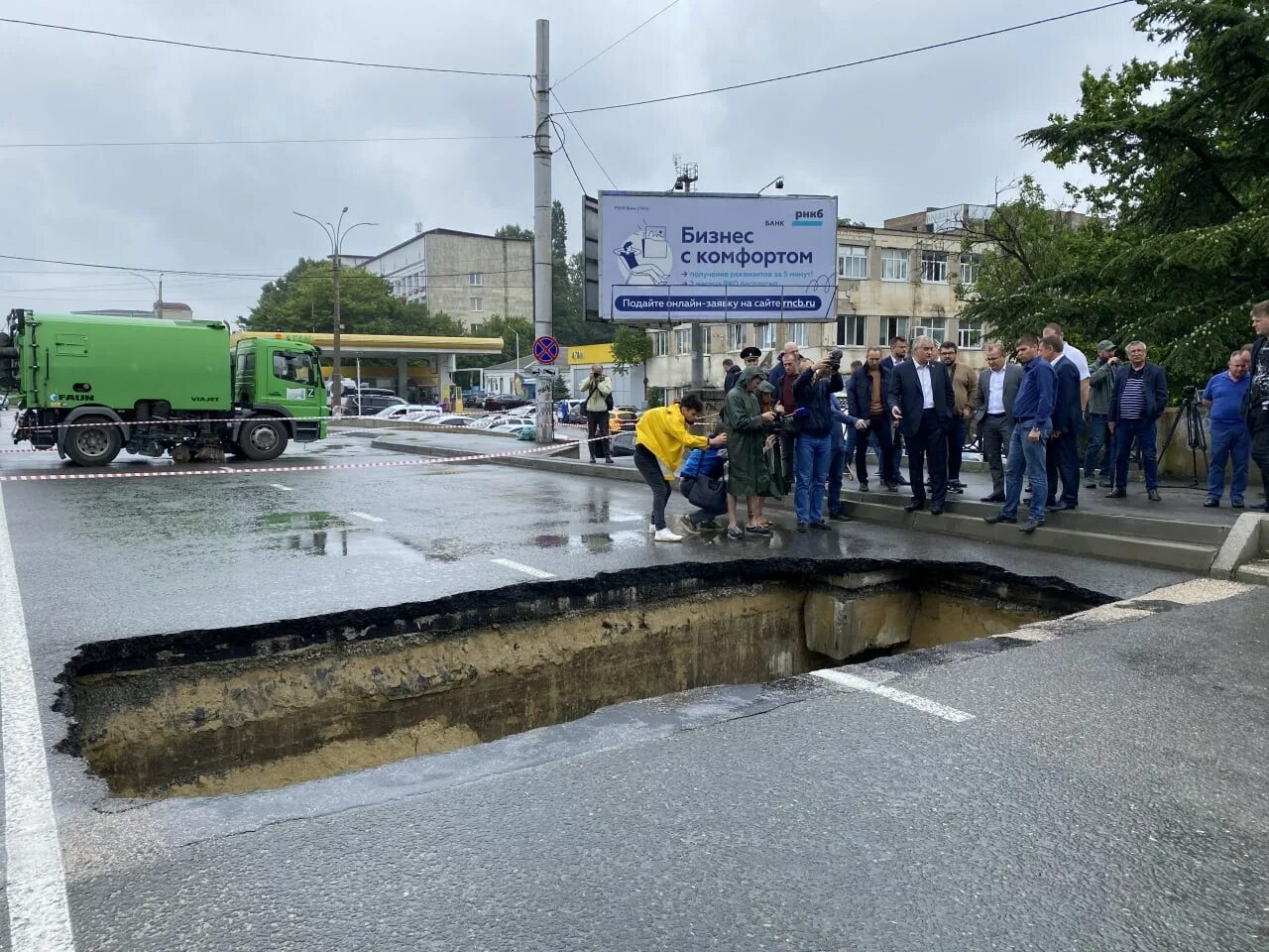 Наводнение Салгир Симферополь. Симферополь мост на улице Толстого. Ул Толстого Симферополь. Мост на Толстого Симферополь провалился.