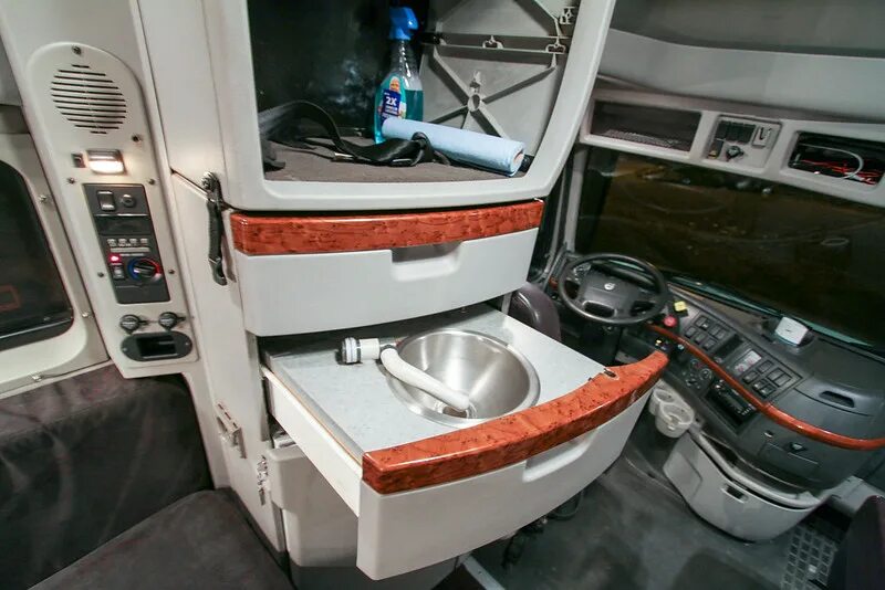 Вольво внл кабина. Volvo vnl 780 кабина. volvo vnl 780 interior. вольво vnl 780 салон. вольво внл 780 кабина.