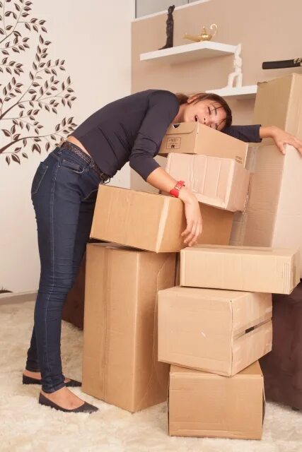 Через месяцев переезжаю. Женщина с коробками. Коробки для переезда. Женщина с кучей коробок. Завалило коробками.