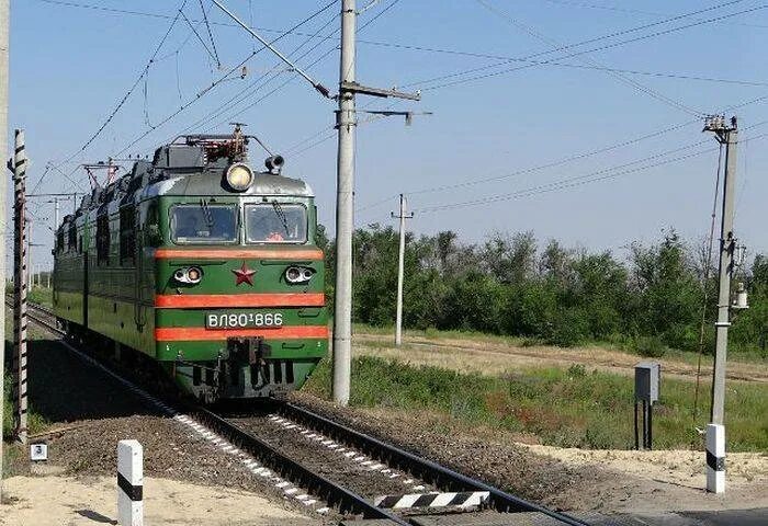 Страшный поезд. Щекино железная дорога. Железный дорожный переезд. Кубинская железная дорога.